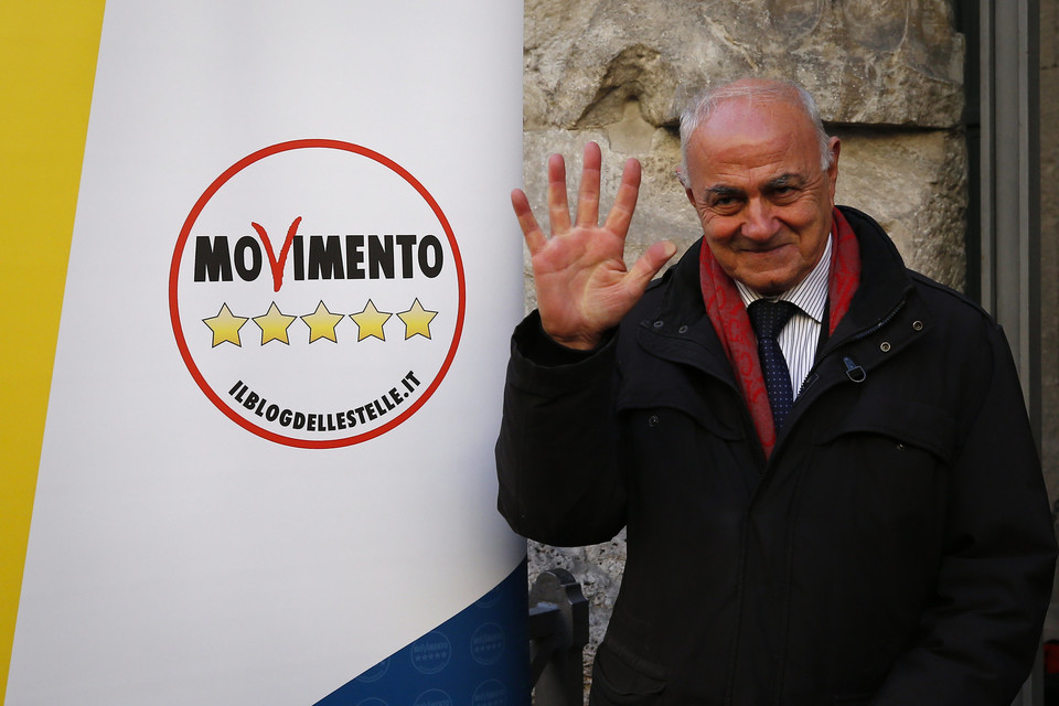 Commissione banche,  Lannutti (M5s) non si sfila: “Mio figlio un semplice impiegato”