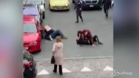 Trieste, violenta rissa in pieno giorno: calci e pugni a un anziano