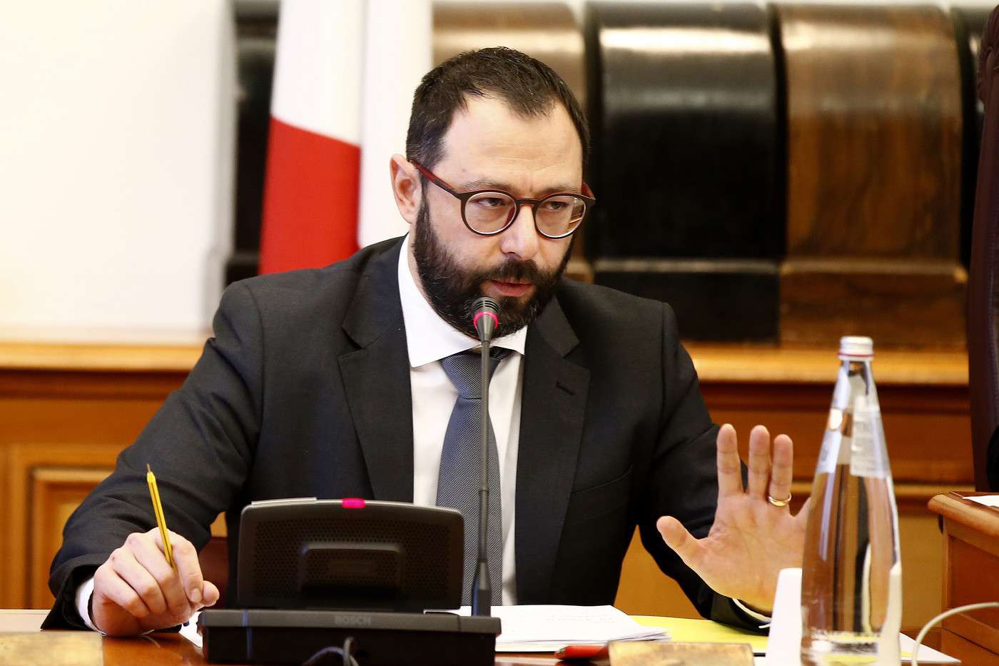 Alitalia, Patuanelli: “Preoccupato, non è escluso l’intervento dello Stato”