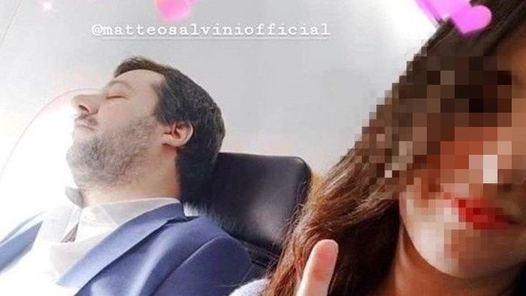 Posta sui social foto con dito medio a Salvini che dorme in aereo