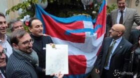 Autonomia, Cirio appende il provvedimento all’albero di Natale: “E’ un regalo ai piemontesi”