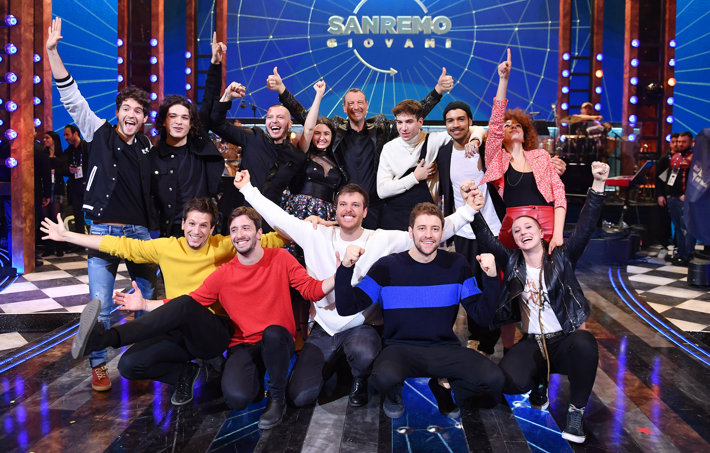 Sanremo, Amadeus celebra i giovani e annuncia: “Tiziano Ferro all’Ariston tutte le sere”