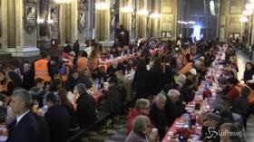 Napoli solidale, il cardinal Sepe ospita i bisognosi al Duomo per il pranzo di Natale: “La Chiesa sia vicina ai meno fortunati”