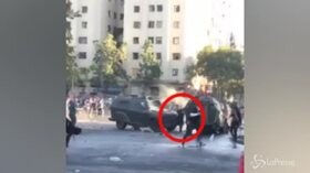 Violenti scontri a Santiago del Cile, manifestante schiacciato tra due blindati delle forze dell’ordine