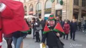 Milano, flash mob NO CPR in Duomo: “Babbi Natale contro i lager”