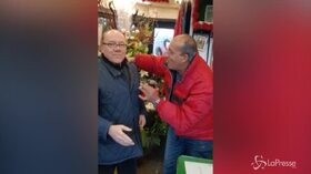Gli auguri di Natale di Verdone dal fioraio: “Magdi, tu mi adori?”