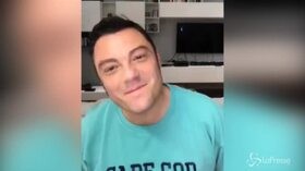 Natale, gli auguri cantanti di Tiziano Ferro