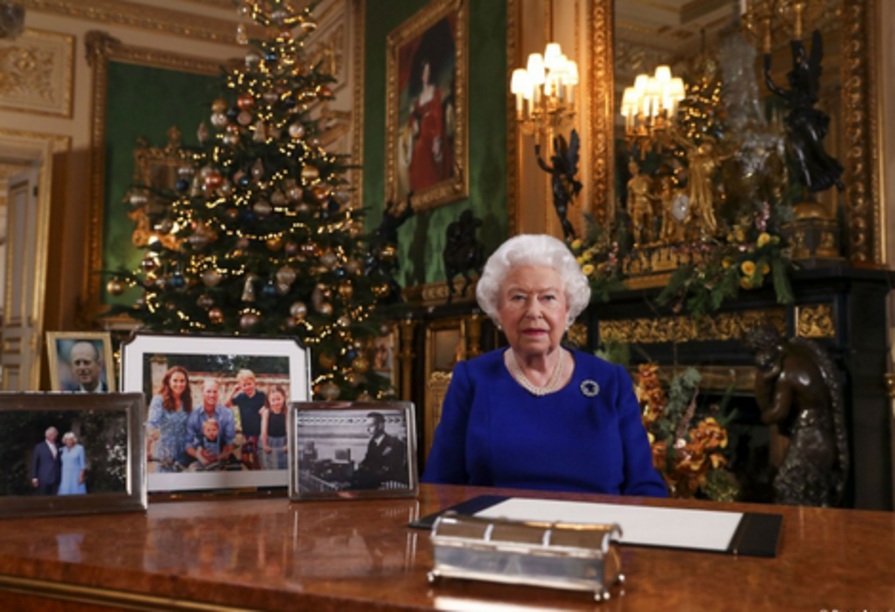 Natale, regina Elisabetta elogia senso del dovere giovani per clima