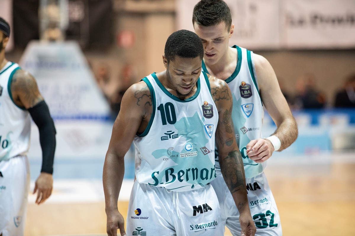 Lega A, Cantù vince a Pesaro 87-72