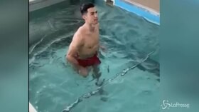 Ronaldo, il training natalizio in piscina: il portoghese corre in acqua