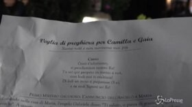 Roma, la preghiera di parenti e amici per Gaia e Camilla