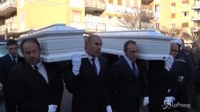 Roma, l’ultimo saluto a Gaia e Camilla: l’arrivo dei feretri alla chiesa del Preziosissimo Sangue