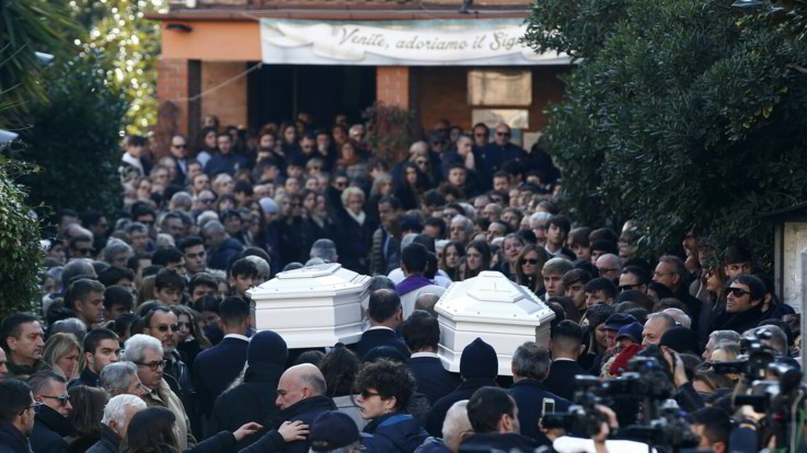 Sedicenni uccise a Roma: l'ultimo saluto a Gaia e Camilla: Genovese ai domiciliari