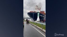 Istanbul, nave container fuori controllo colpisce argine del Bosforo