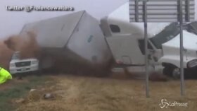 Texas, camion perde il controllo, strage sfiorata: il video dell’incidente è virale