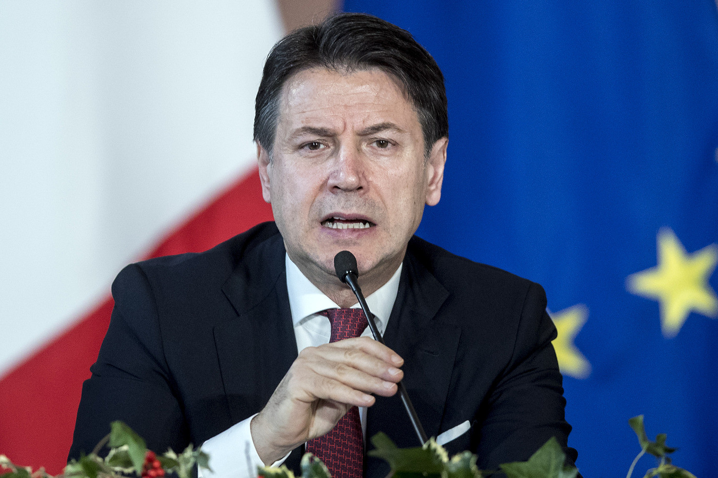Conte sdoppia il Miur, arrivano Azzolina e Manfredi. E stoppa nuovi gruppi