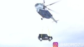 Blogger russo getta dall’elicottero la sua Mercedes, “Non era comoda”