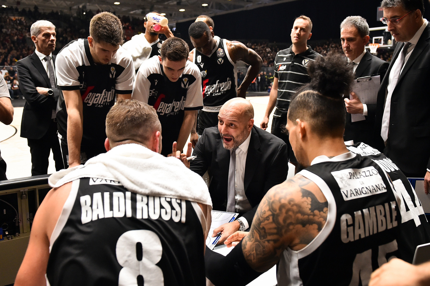 Basket: la Virtus Bologna consolida il primato, Milano schiantata
