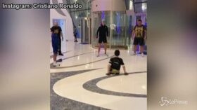 Ronaldo palleggia col bimbo disabile: il video commuove il web