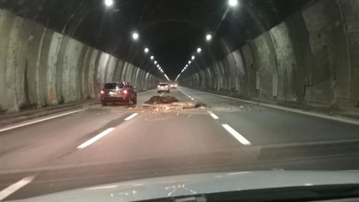 Liguria, cade parte di una volta della galleria: chiuso tratto A26