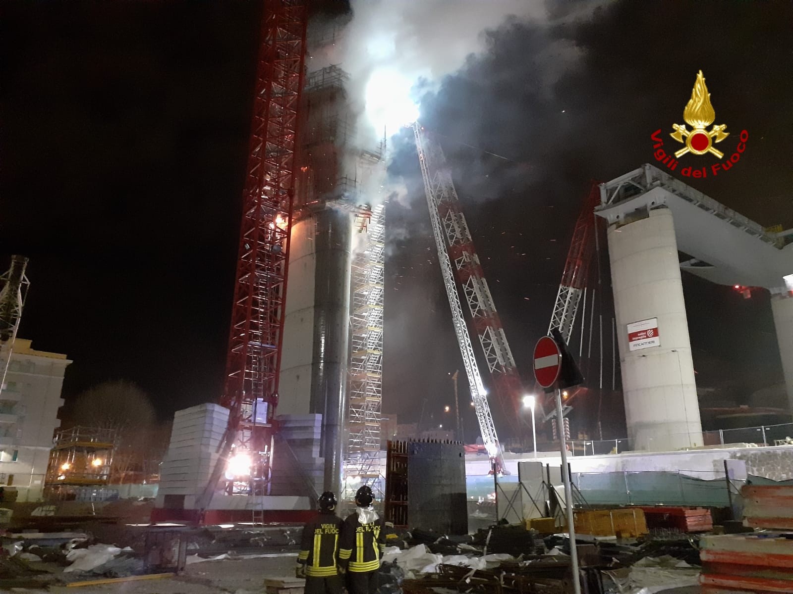 Nuovo ponte Genova, le immagini dell’incendio