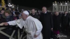 Papa trattenuto da una fedele, la reazione arrabbiata di Francesco