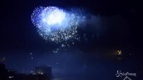 Capodanno a Napoli, l’incredibile spettacolo dei fuochi d’artificio sul lungomare