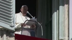 Reagisce a strattoni di una fedele, il Papa si scusa: “Da me un cattivo esempio”