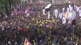 Hong Kong: migliaia in piazza anche a Capodanno, scontri e lacrimogeni
