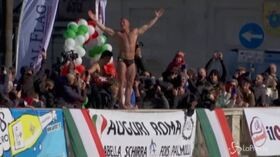 Roma, scatta il tradizionale tuffo nel Tevere di Mister Ok per festeggiare il 2020