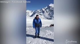 Salvini “imita” il Papa sui social: “Strattonato da una fan agitata…”