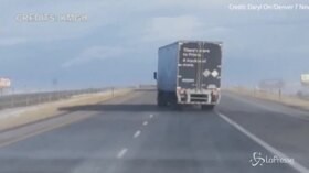 Colorado, il camion oscilla pesantemente piegato dal vento