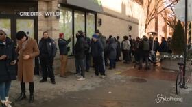 L’Illinois legalizza la marijuana: code fuori dal negozio a Chicago