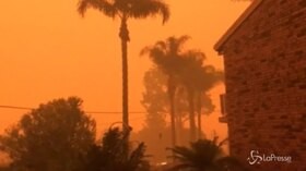 Incendi in Australia: il cielo pieno di fumo diventa arancio