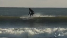 Usa, la candidata Dem Tulsi Gabbard sfida in surf le gelide onde dell’Atlantico