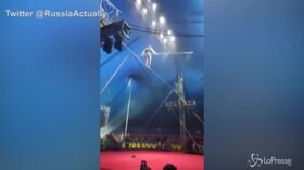 Russia, trapezista scivola dalla fune: la caduta è spaventosa