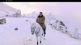 Corea del Nord, il leader Kim Jong Un a cavallo tra la neve