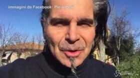 Piero Pelù volontario per pulire la spiaggia della Feniglia