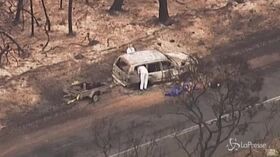 Incendi in Australia, auto bruciata dalle fiamme: due morti sull’Isola dei Canguri