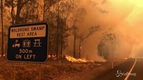 Incendi in Australia, le fiamme minacciano l’autostrada tra Sydney e Melbourne