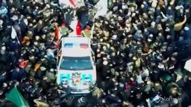 In migliaia a Baghdad ai funerali del generale iraniano Soleimani