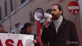 Roma, manifestazione davanti alla Banca Popolare di Bari