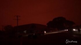 Incendi in Australia, il cielo è rosso sangue sopra Mallacoota