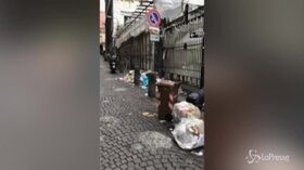 Napoli, dopo Capodanno rifiuti ancora nelle strade