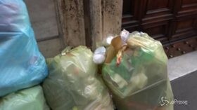 Roma, shopping tra l’immondizia in via Condotti