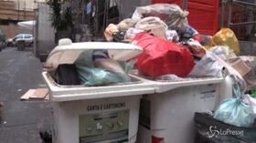 Emergenza rifiuti a Napoli, i cittadini: “Troppa inciviltà, non ci sono controlli”