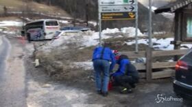 Auto sulla folla, strage di turisti tedeschi in Alto Adige. Le immagini del luogo dell’incidente