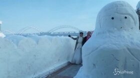 Cina, matrimonio collettivo nella città del ghiaccio di Harbin