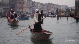 Befane in gondola a Venezia per la tradizionale regata dell’Epifania