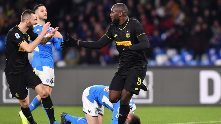 Serie A, l'Inter passa a Napoli e tiene il passo con la Juve